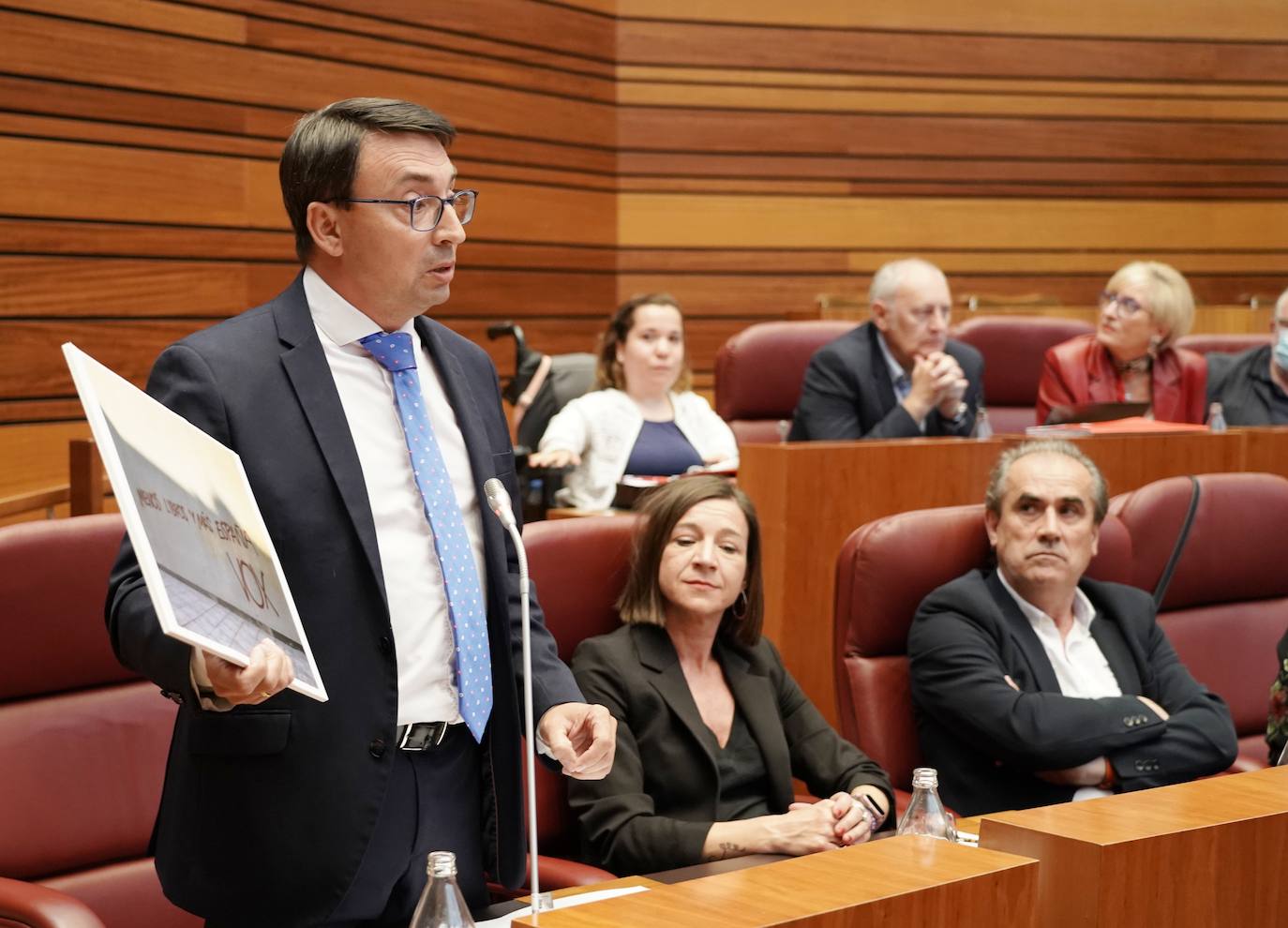 El presidente de la Junta de Castilla y León, Alfonso Fernández Mañueco junto al vicepresidente Juan García Gallardo durante su intervención en el Pleno de las Cortes se han convertido en los protagonistas del pleno de las Cortes, avivado por las polémicas declaraciones realizadas por el representante de la formación Vox. 