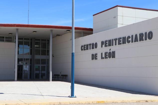 El Juzgado concede la libertad condicional a Pedro Muñoz con medidas cautelares. EL interno ha abandonado la prisión minutos antes de las cuatro de la tar. El exconcejal de Ponferrada ha cumplido dos años de prisión y queda en libertad a la espera de juicio oral. Tendrá que llevar una pulsera de seguimiento, comparecer en el Juzgado y no podrá acercarse a 500 metros de la víctima © leonoticias [Prohibida su reproducción total o parcialmente]. 