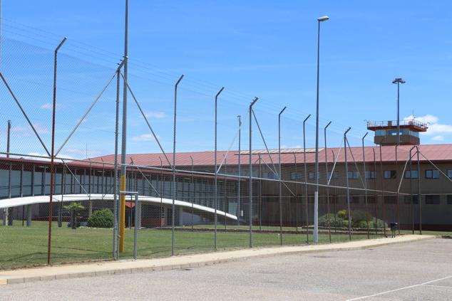 El Juzgado concede la libertad condicional a Pedro Muñoz con medidas cautelares. EL interno ha abandonado la prisión minutos antes de las cuatro de la tar. El exconcejal de Ponferrada ha cumplido dos años de prisión y queda en libertad a la espera de juicio oral. Tendrá que llevar una pulsera de seguimiento, comparecer en el Juzgado y no podrá acercarse a 500 metros de la víctima © leonoticias [Prohibida su reproducción total o parcialmente]. 