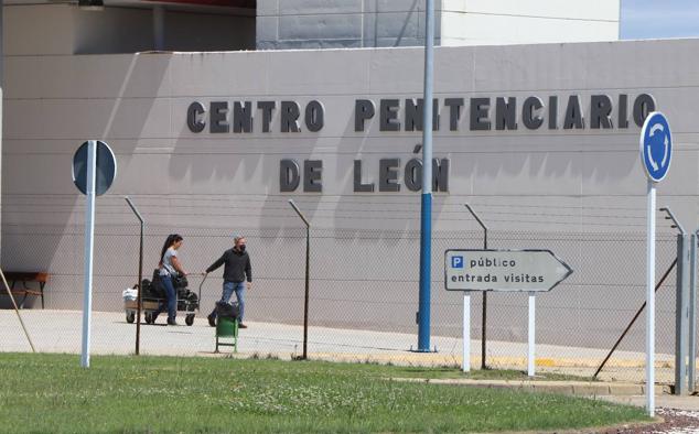 El Juzgado concede la libertad condicional a Pedro Muñoz con medidas cautelares. EL interno ha abandonado la prisión minutos antes de las cuatro de la tar. El exconcejal de Ponferrada ha cumplido dos años de prisión y queda en libertad a la espera de juicio oral. Tendrá que llevar una pulsera de seguimiento, comparecer en el Juzgado y no podrá acercarse a 500 metros de la víctima © leonoticias [Prohibida su reproducción total o parcialmente]. 