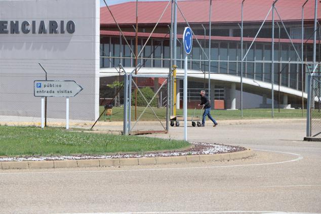 El Juzgado concede la libertad condicional a Pedro Muñoz con medidas cautelares. EL interno ha abandonado la prisión minutos antes de las cuatro de la tar. El exconcejal de Ponferrada ha cumplido dos años de prisión y queda en libertad a la espera de juicio oral. Tendrá que llevar una pulsera de seguimiento, comparecer en el Juzgado y no podrá acercarse a 500 metros de la víctima © leonoticias [Prohibida su reproducción total o parcialmente]. 