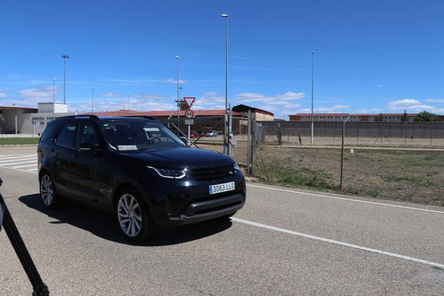 El Juzgado concede la libertad condicional a Pedro Muñoz con medidas cautelares. EL interno ha abandonado la prisión minutos antes de las cuatro de la tar. El exconcejal de Ponferrada ha cumplido dos años de prisión y queda en libertad a la espera de juicio oral. Tendrá que llevar una pulsera de seguimiento, comparecer en el Juzgado y no podrá acercarse a 500 metros de la víctima © leonoticias [Prohibida su reproducción total o parcialmente]. 