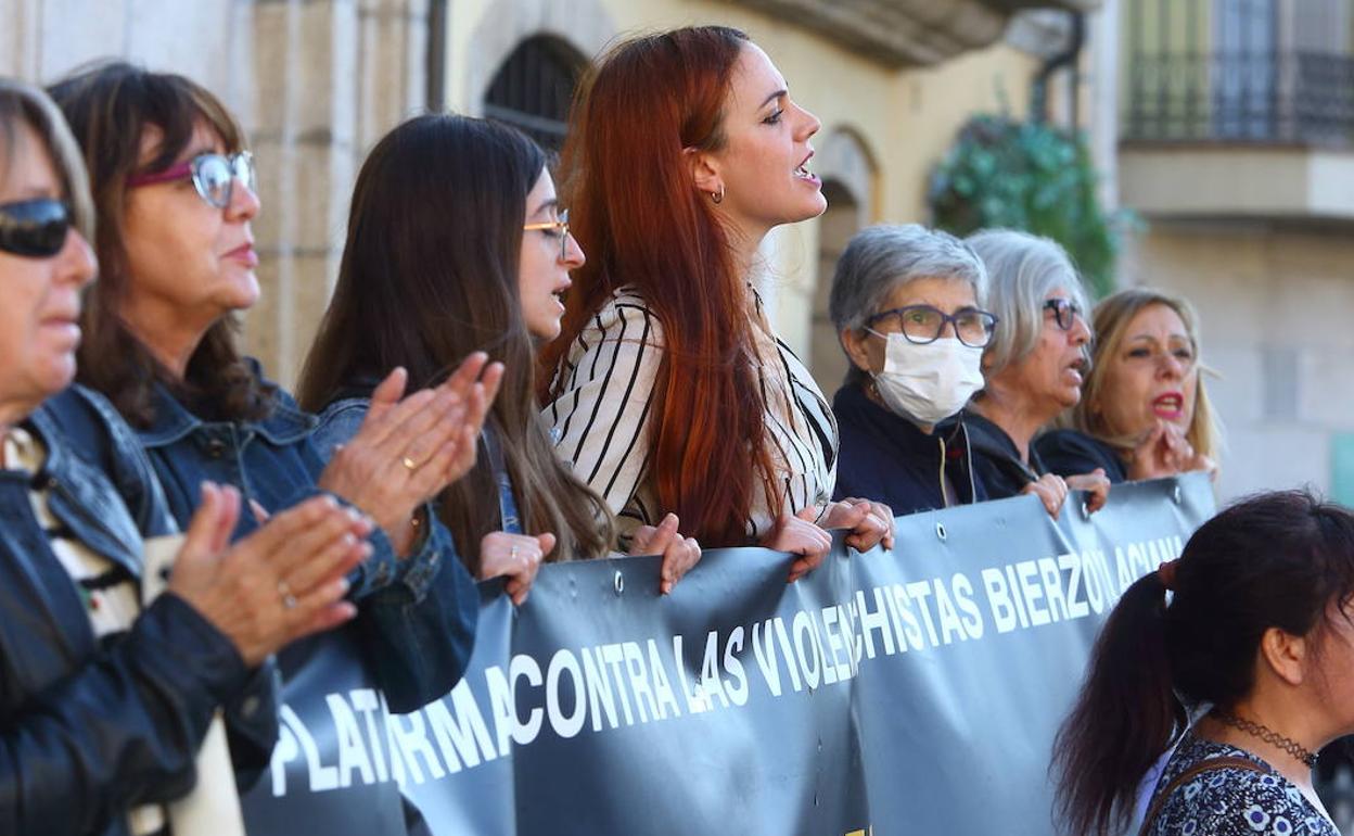 Más de cien personas se concentraron para protestar contra la puesta en libertad provisional del exconcejal en Ponferrada Pedro Muñoz.