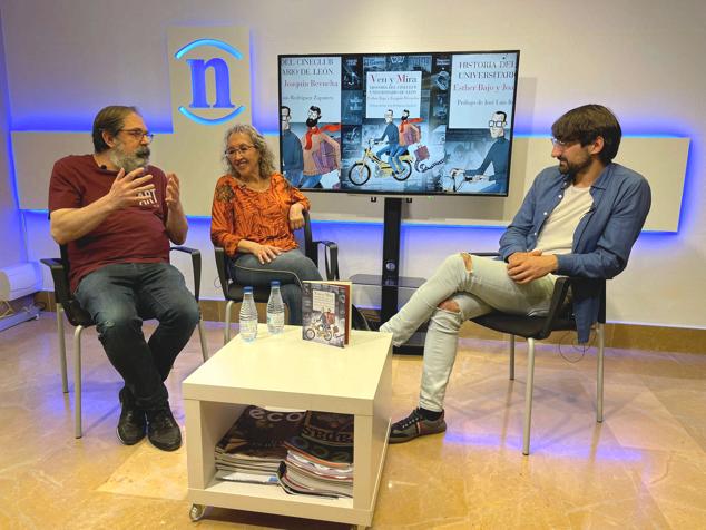 Los periodistas Esther Bajo y Joaquín Revuelta durante una entrevista en leonoticias en la que presentaron 'Ven y mira, la historia del Cine Club Universitario de León'