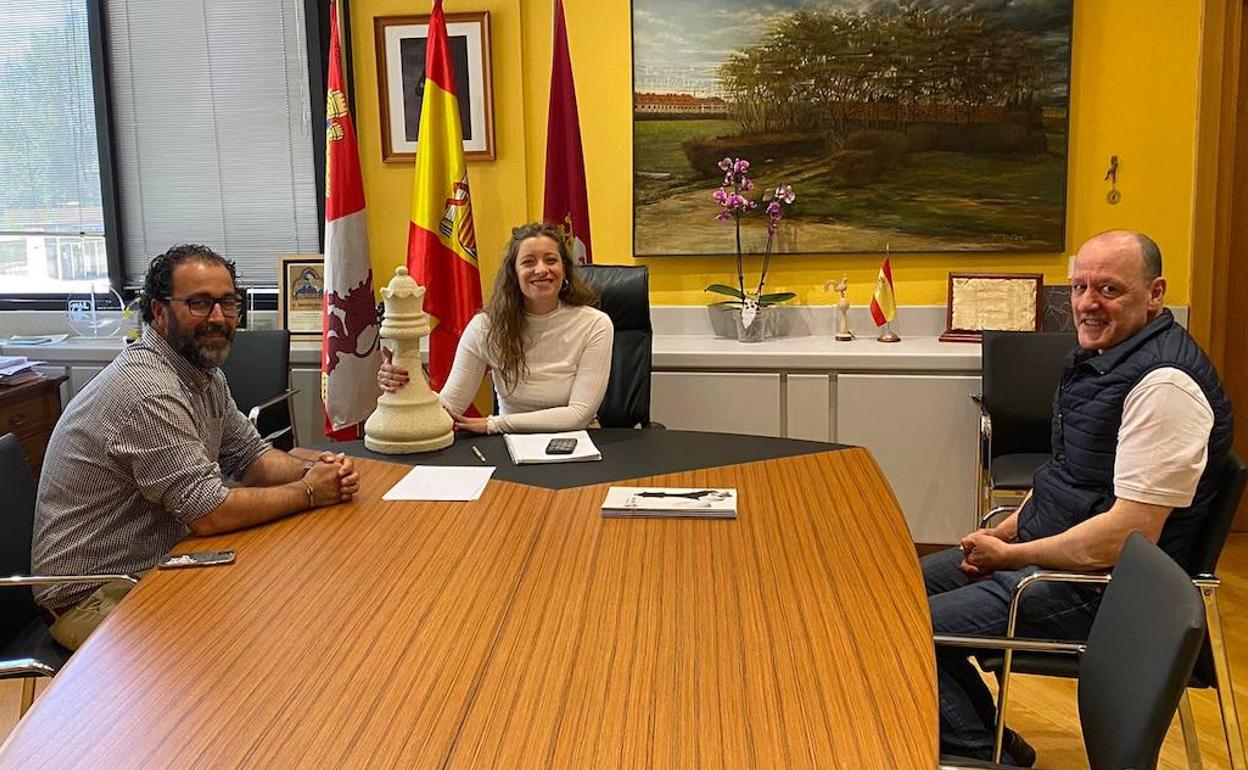 Reunión de la delegada de la Junta con los organizadores de Pequeños Gigantes.