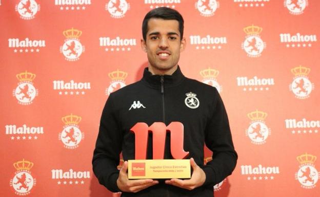 Alberto Solís recibió este miércoles el premio 'Jugador Cinco Estrellas' de la temporada en la Cultural.