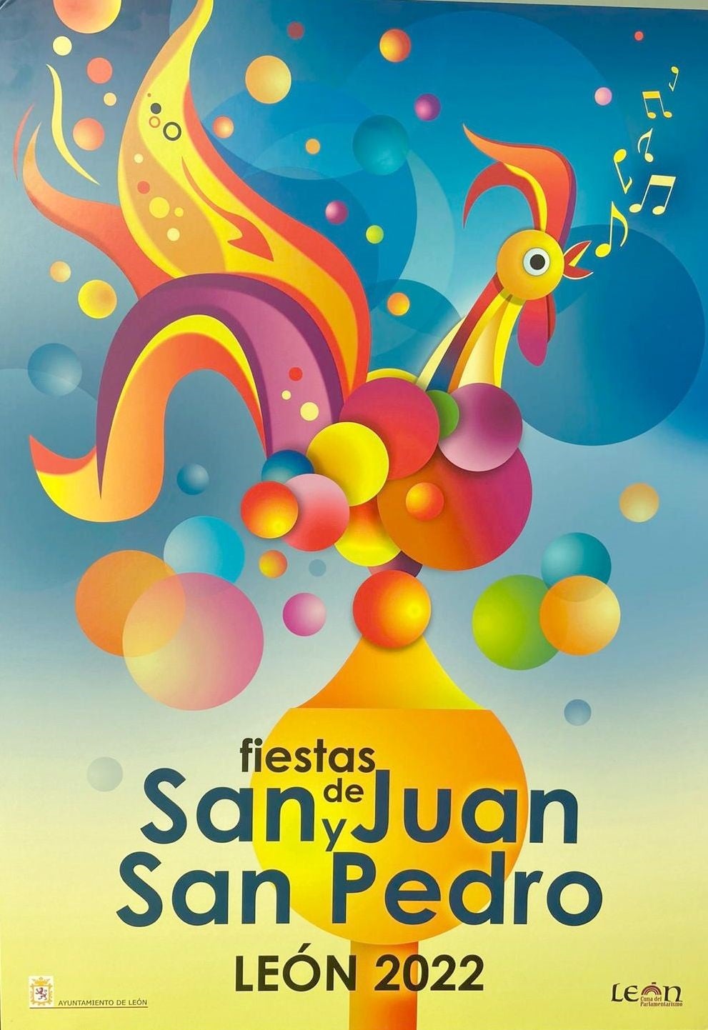 El cartel 'Despertares de fiesta' representa el gallo de San Isidoro con una composición colorida.