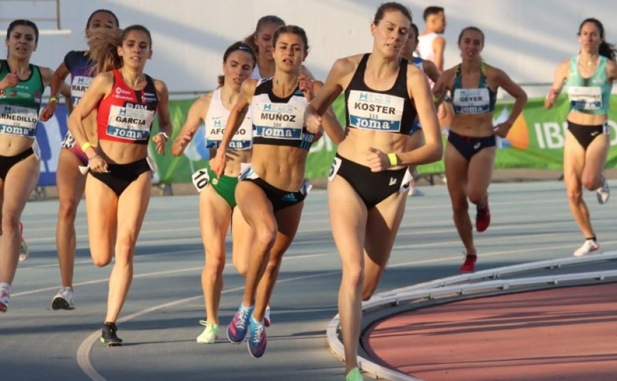 Marta García, a la izquierda, durante la disputa del 1.500 metros en HUelva.