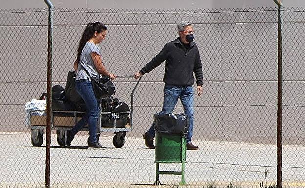 Galería. Pedro Muñoz, este miércoles, en el momento de abandonar la prisión. 