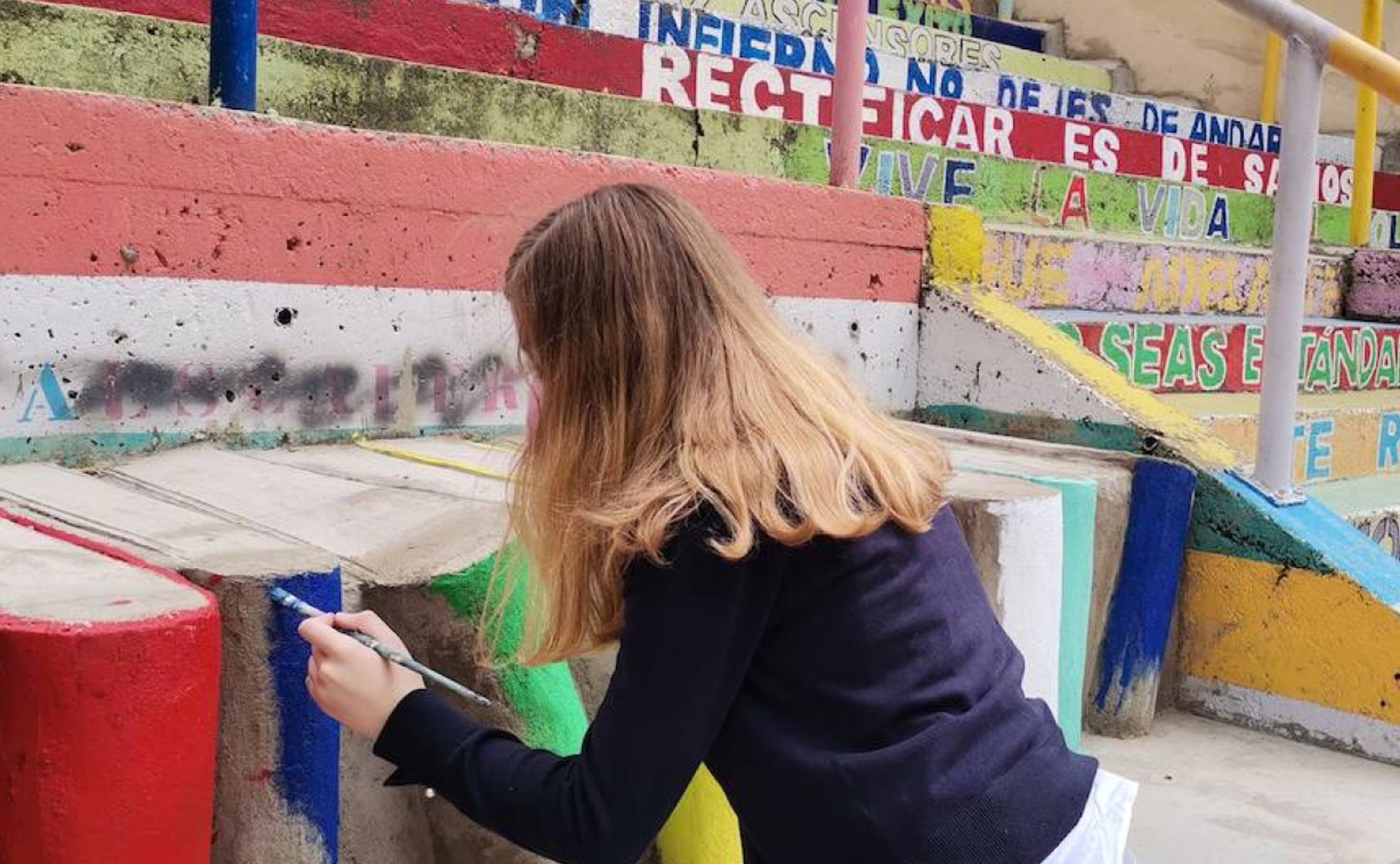 La escalera de colores de Álvaro López Nuñez renueva su imagen gracias a los alumnos del colegio Maristas San José de la capital leonesa.