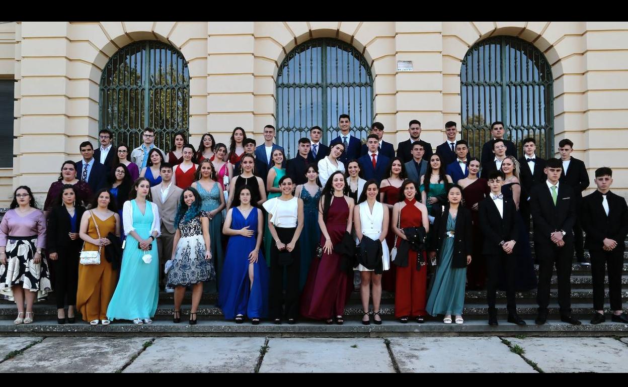 Foto de familia de los alumnos recién graduados. 