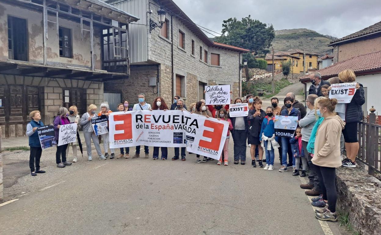 Representantes dela España Vaciada durante una reclamación de 'internet para todos'. 