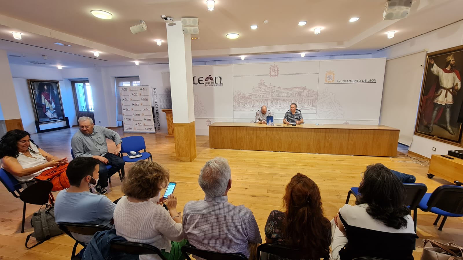 'León, bimilenaria' no es un libro, ni una guía, es mucho más. Esta impresionante obra editada por Rimpego es el resultado de doce años de trabajo. Alejandro Valderas aplaude la edición en su presentación en la Feria del Libro de León. 