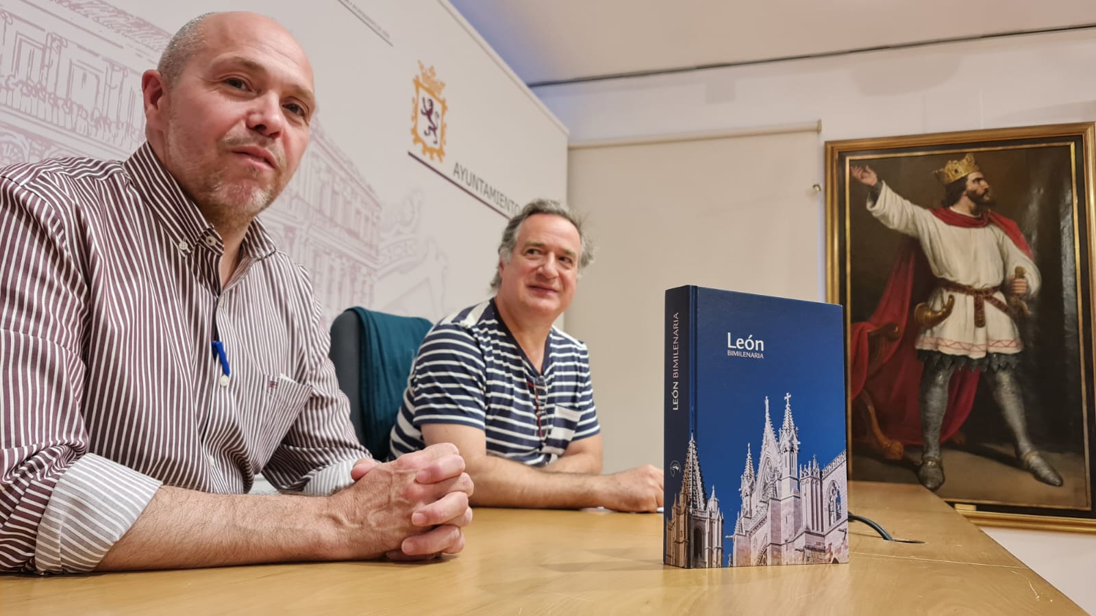 'León, bimilenaria' no es un libro, ni una guía, es mucho más. Esta impresionante obra editada por Rimpego es el resultado de doce años de trabajo. Alejandro Valderas aplaude la edición en su presentación en la Feria del Libro de León. 