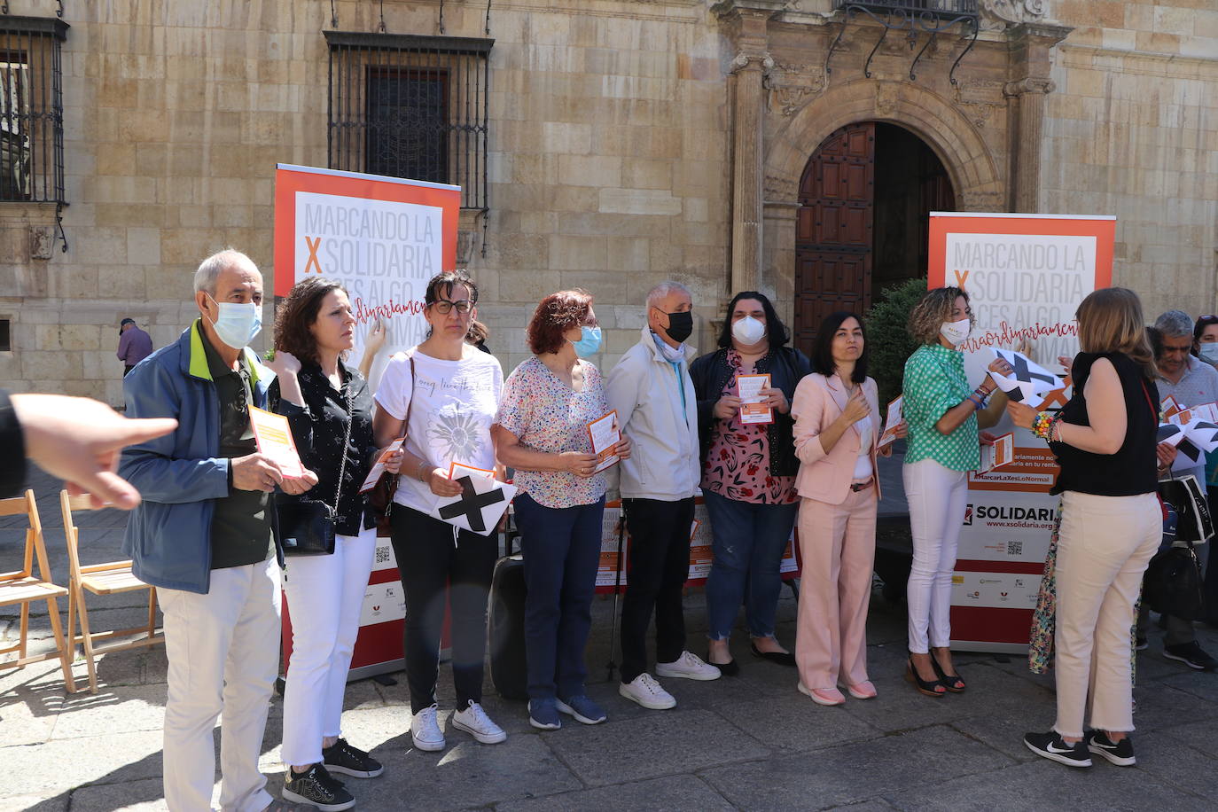 Voluntarios y usuarios de ONG leonesas se unen frente a Botines para concienciar a la sociedad leonesa de la importancia de marcar la casilla 106 en la declaración de la renta | Casi el 30% de los leoneses no marcan esta casilla cuyos fondos suponen el 90% del presupuesto de la mayoría de estas entidades que ayudan a personas en riesgo de exclusión, mujeres maltratadas, menores o personas con discapacidad.