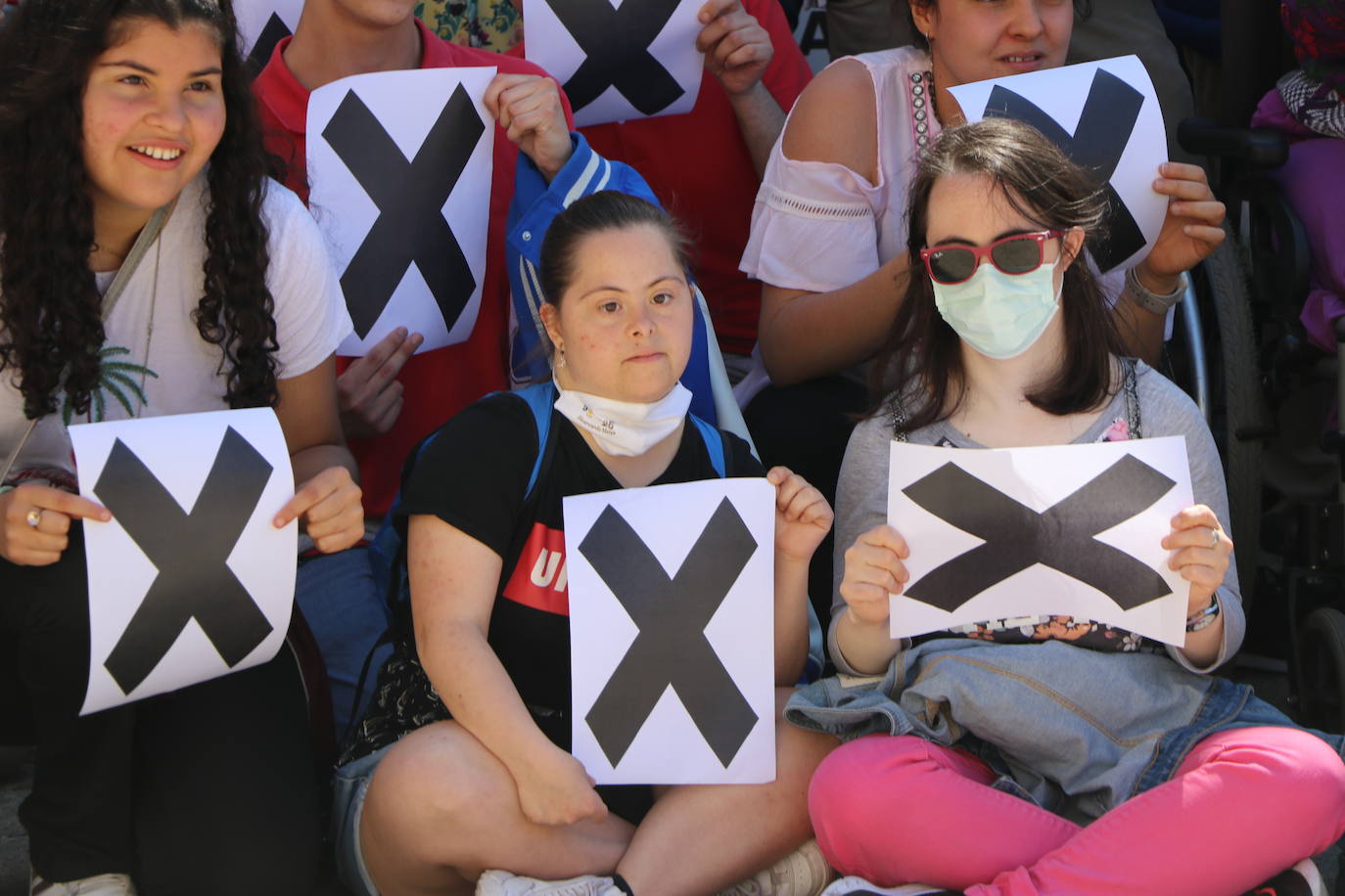 Voluntarios y usuarios de ONG leonesas se unen frente a Botines para concienciar a la sociedad leonesa de la importancia de marcar la casilla 106 en la declaración de la renta | Casi el 30% de los leoneses no marcan esta casilla cuyos fondos suponen el 90% del presupuesto de la mayoría de estas entidades que ayudan a personas en riesgo de exclusión, mujeres maltratadas, menores o personas con discapacidad.