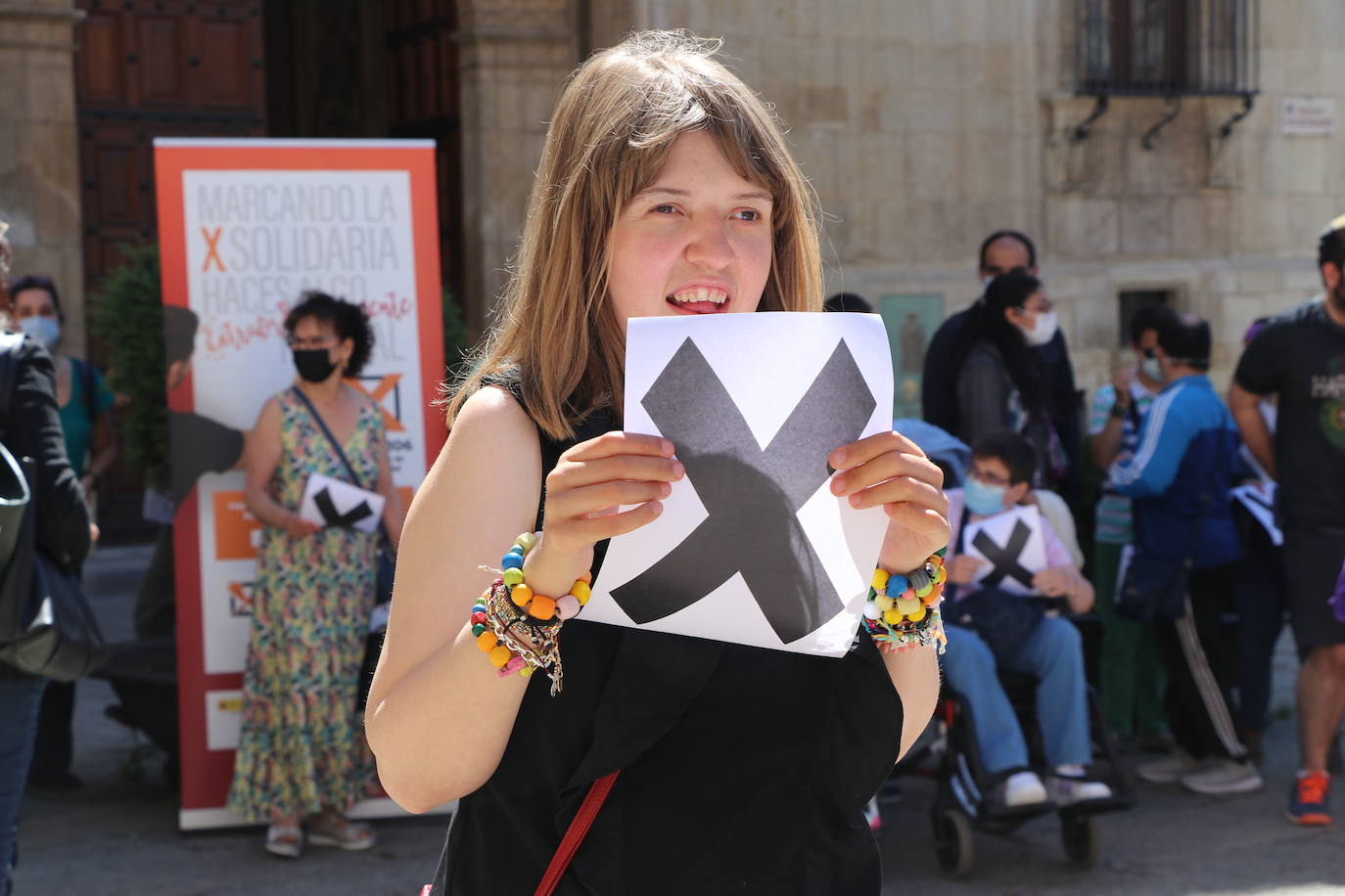 Voluntarios y usuarios de ONG leonesas se unen frente a Botines para concienciar a la sociedad leonesa de la importancia de marcar la casilla 106 en la declaración de la renta | Casi el 30% de los leoneses no marcan esta casilla cuyos fondos suponen el 90% del presupuesto de la mayoría de estas entidades que ayudan a personas en riesgo de exclusión, mujeres maltratadas, menores o personas con discapacidad.