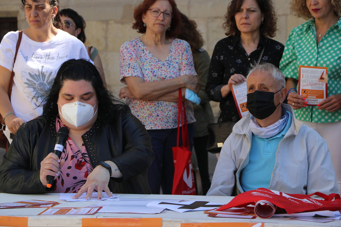 Voluntarios y usuarios de ONG leonesas se unen frente a Botines para concienciar a la sociedad leonesa de la importancia de marcar la casilla 106 en la declaración de la renta | Casi el 30% de los leoneses no marcan esta casilla cuyos fondos suponen el 90% del presupuesto de la mayoría de estas entidades que ayudan a personas en riesgo de exclusión, mujeres maltratadas, menores o personas con discapacidad.