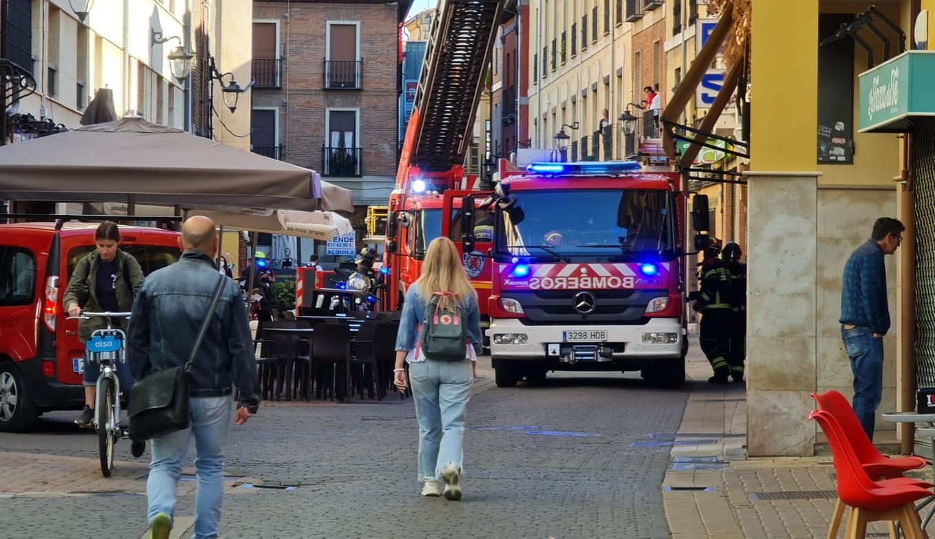 Un aviso de posible incendio en un inmueble de la calle La Rúa obliga a intervenir a Bomberos León. Dos dotaciones de Bomberos León se desplazaron al lugar para comprobar que el estado de la techumbre, descartándose la presencia de fuego. 