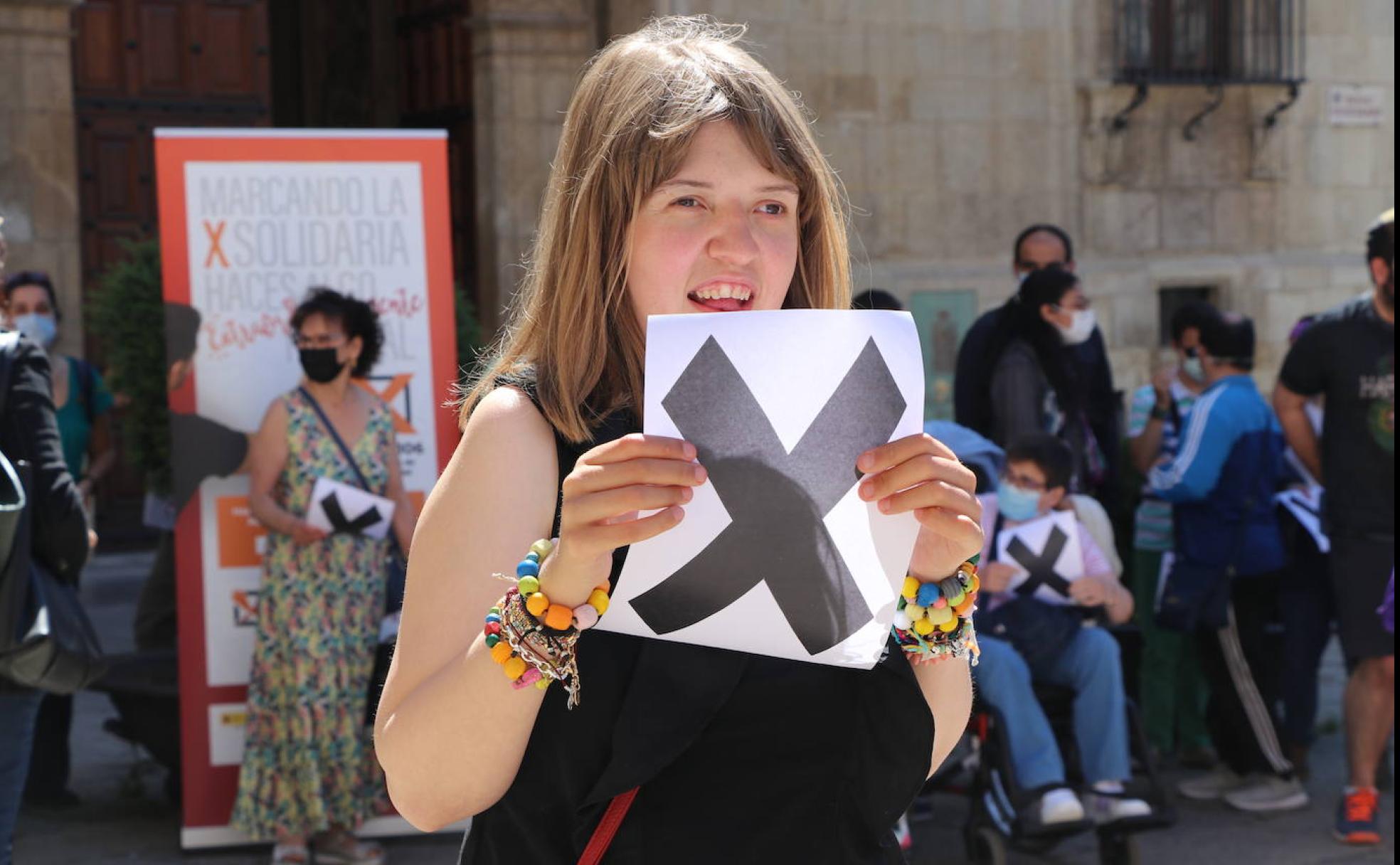 Cocemfe se concentra frente a Botines para pedir a los leoneses que marquen la X solidaria en la declaración de la renta. 