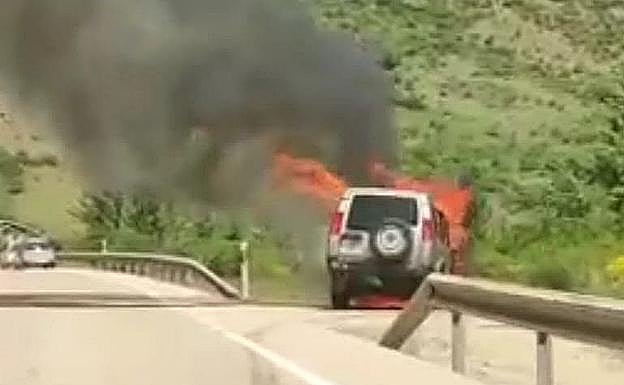 Imagen del vehículo ardiendo en la Nacional 630 este viernes. 