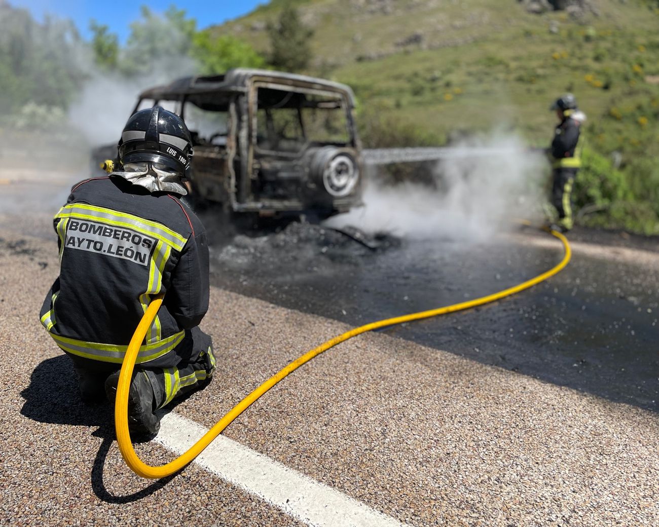 El incendio de un coche obliga a limitar el tráfico en la Nacional 630 a la altura de Villamanín. El conductor, que se percató de los problemas del vehículo, logró sacar el mismo fuera de la calzada. Las llamas calcinaron por completo el vehículo y se extendieron a una finca próxima. 
