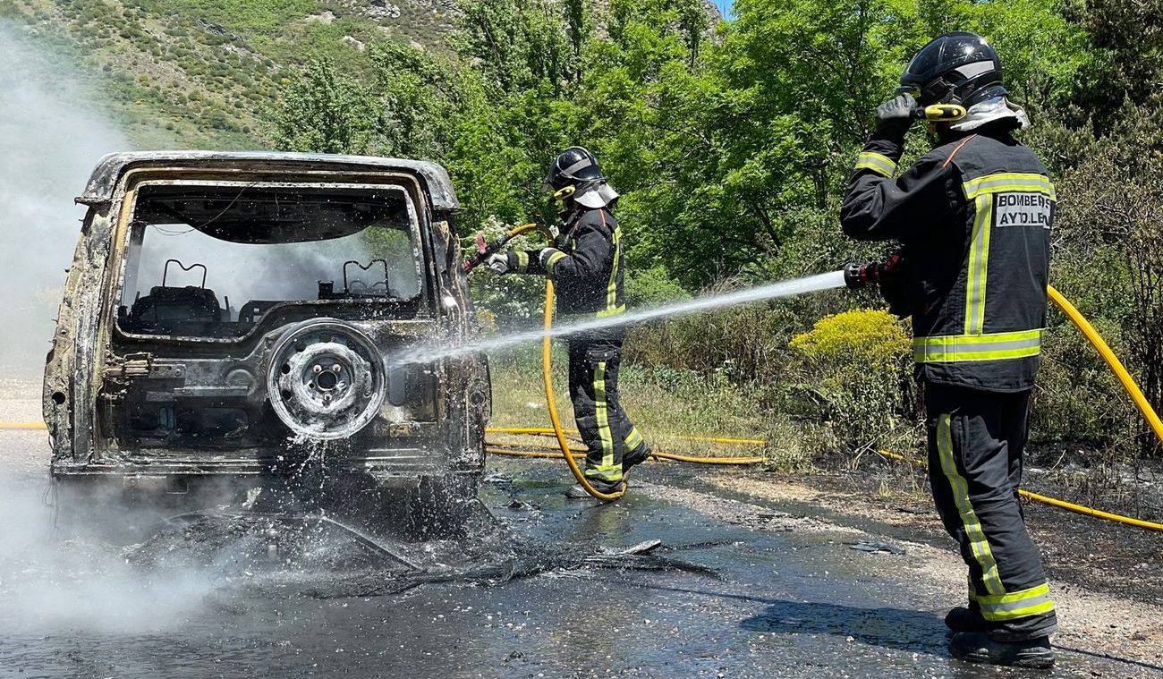 El incendio de un coche obliga a limitar el tráfico en la Nacional 630 a la altura de Villamanín. El conductor, que se percató de los problemas del vehículo, logró sacar el mismo fuera de la calzada. Las llamas calcinaron por completo el vehículo y se extendieron a una finca próxima. 