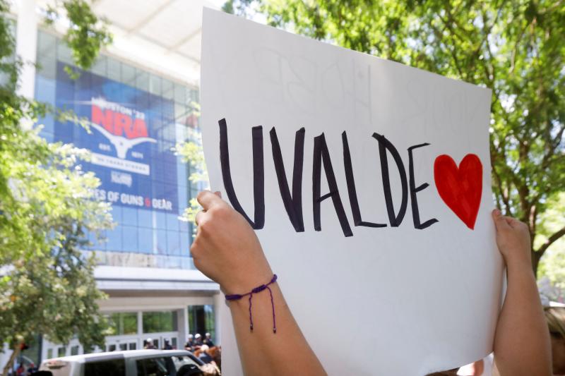 Masiva movilización contra la convención anual de la Asociación Nacional del Rifle en Houston.