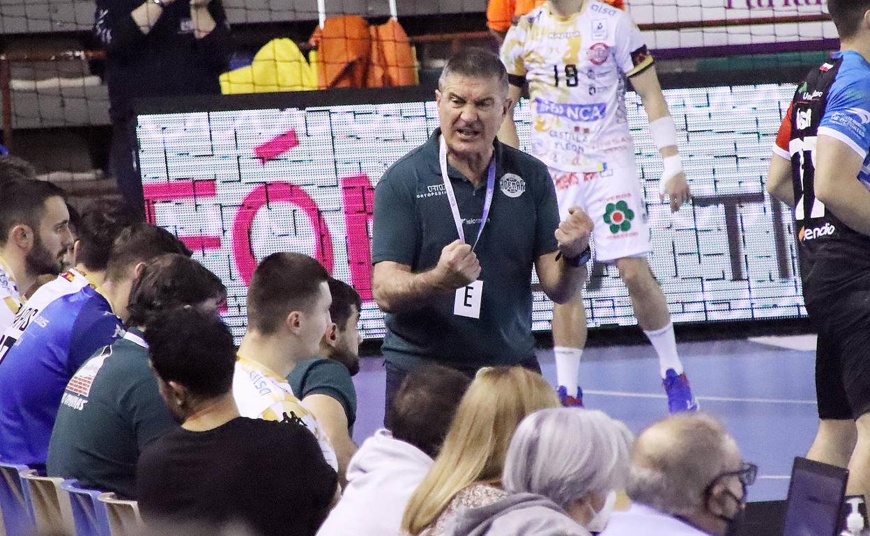 Manolo Cadenas, en una imagen de archivo. El técnico no pudo estar en el banquillo en este último partido de la temporada por sanción y le suplió Luis Puertas, que también habló en sala de prensa.