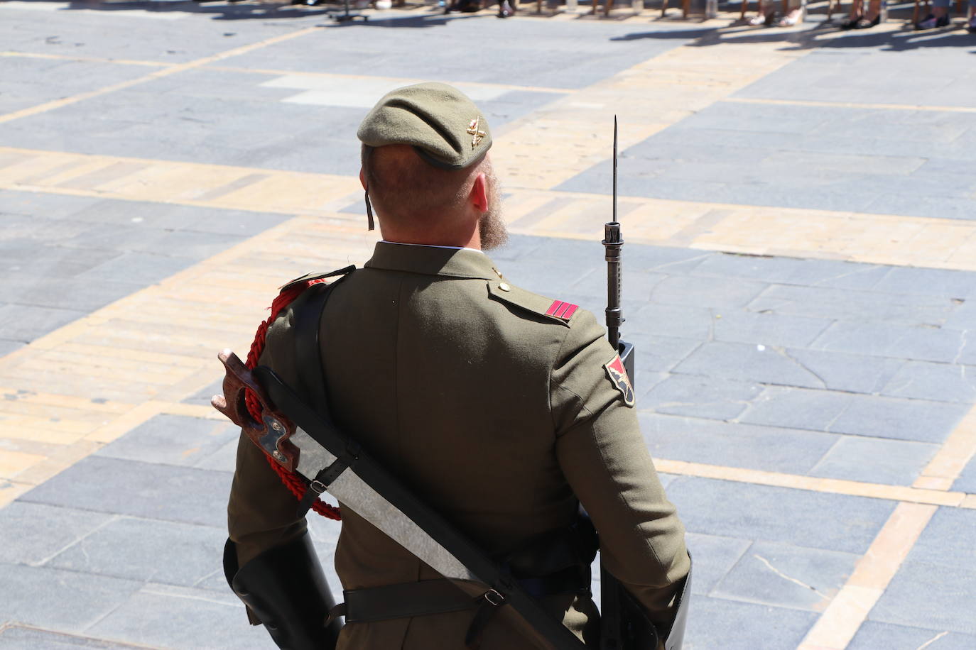 Acto de jura de bandera civil en la plaza de Regla de la capital leonesa. 