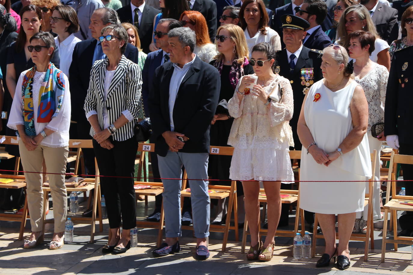 Acto de jura de bandera civil en la plaza de Regla de la capital leonesa. 