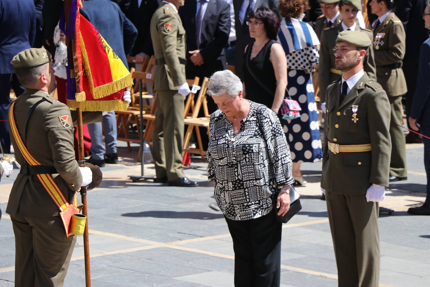 Acto de jura de bandera civil en la plaza de Regla de la capital leonesa. 