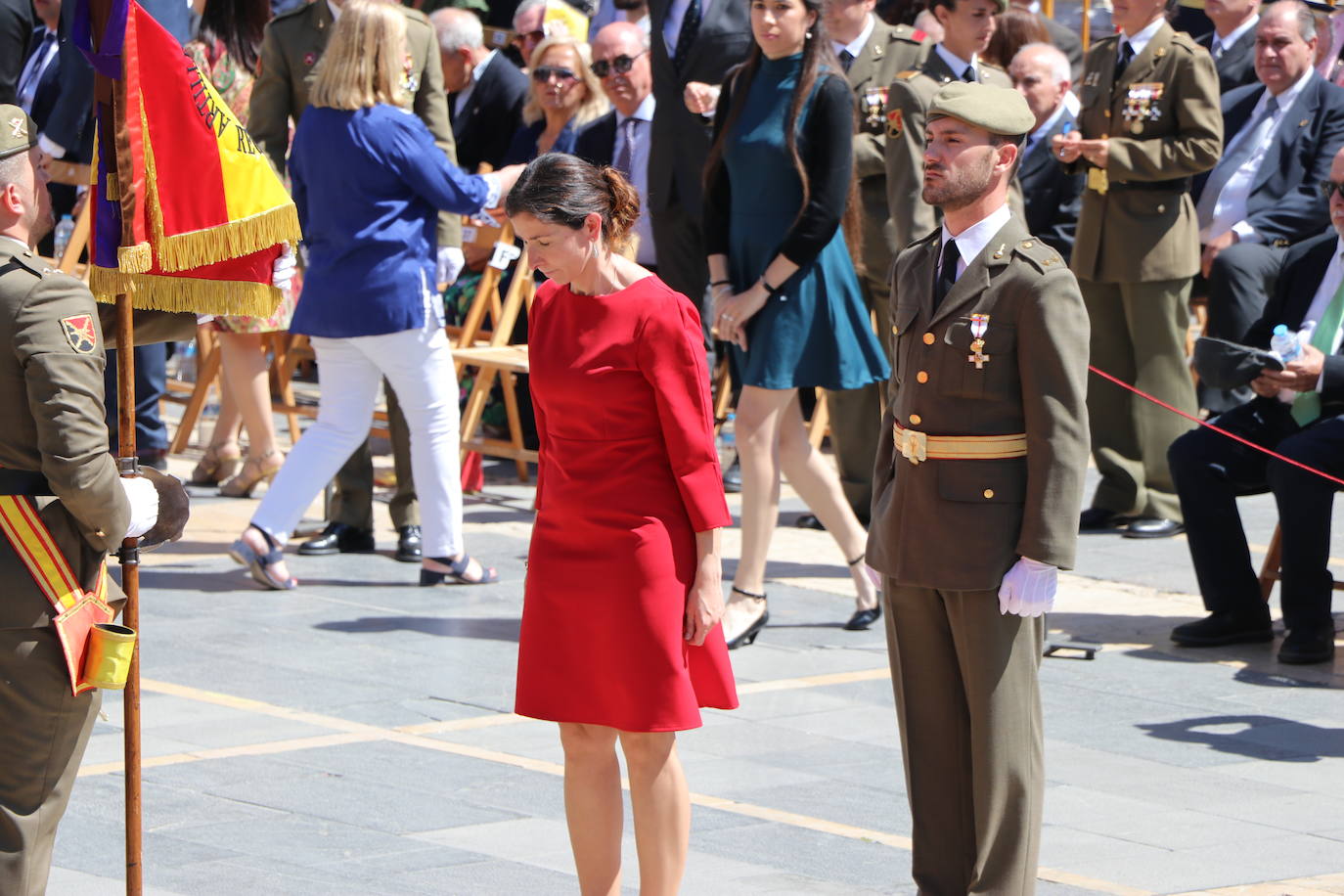 Acto de jura de bandera civil en la plaza de Regla de la capital leonesa. 