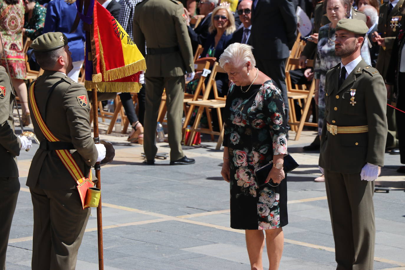 Acto de jura de bandera civil en la plaza de Regla de la capital leonesa. 