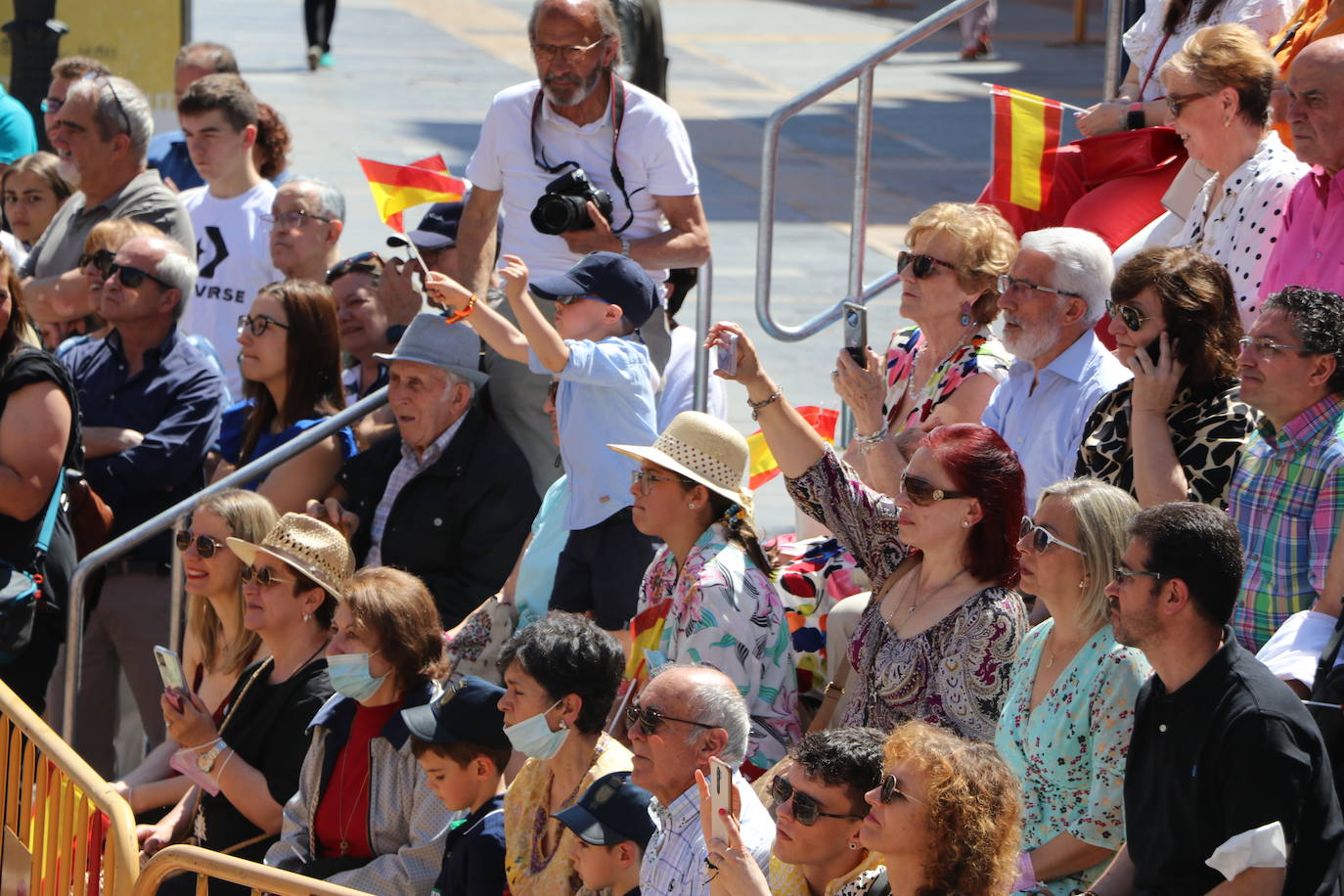 Acto de jura de bandera civil en la plaza de Regla de la capital leonesa. 