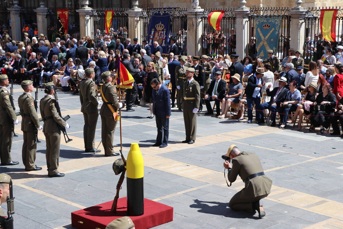 Acto de jura de bandera civil en la plaza de Regla de la capital leonesa. 