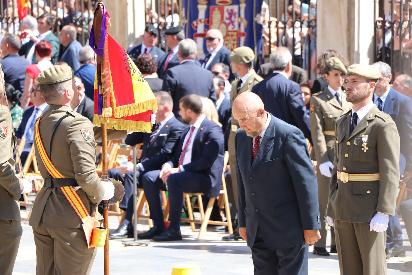 Acto de jura de bandera civil en la plaza de Regla de la capital leonesa. 