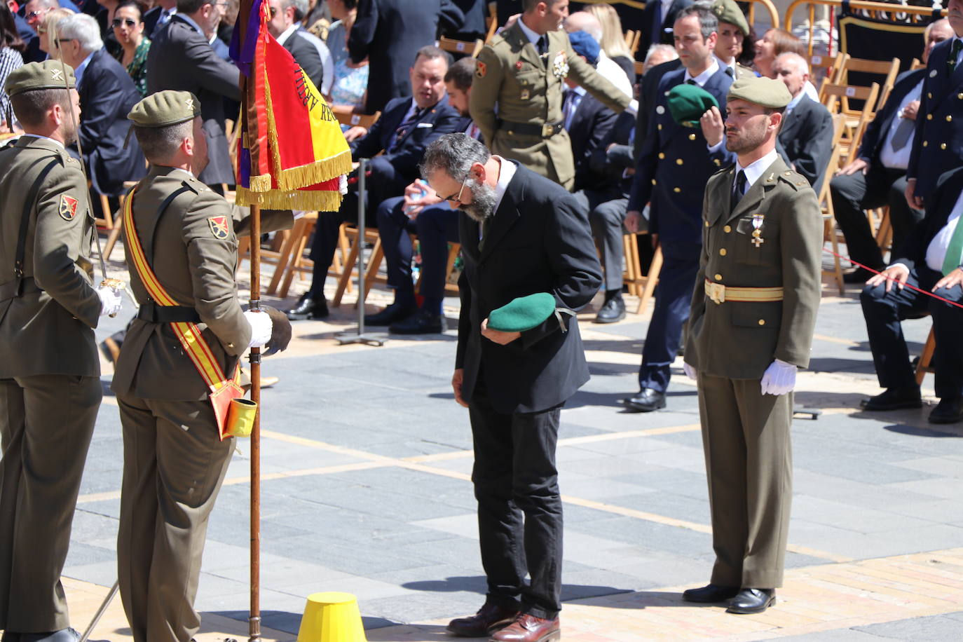 Acto de jura de bandera civil en la plaza de Regla de la capital leonesa. 