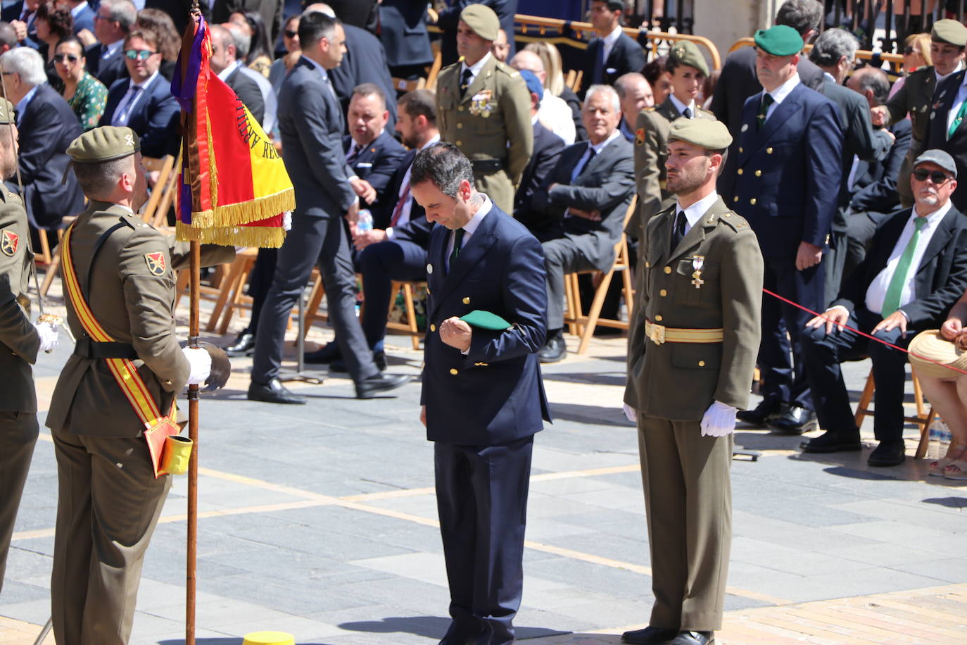 Acto de jura de bandera civil en la plaza de Regla de la capital leonesa. 