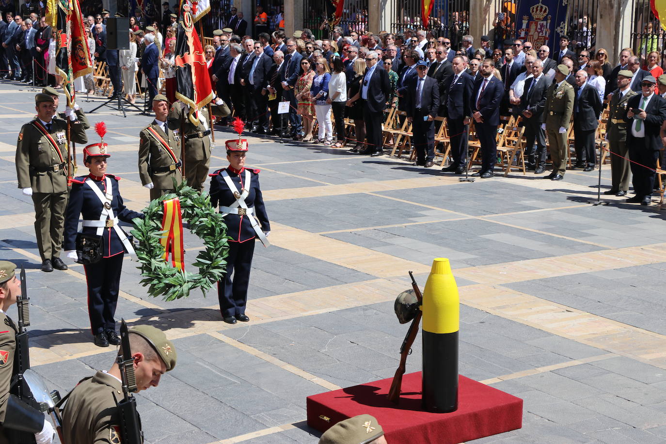 Acto de jura de bandera civil en la plaza de Regla de la capital leonesa. 