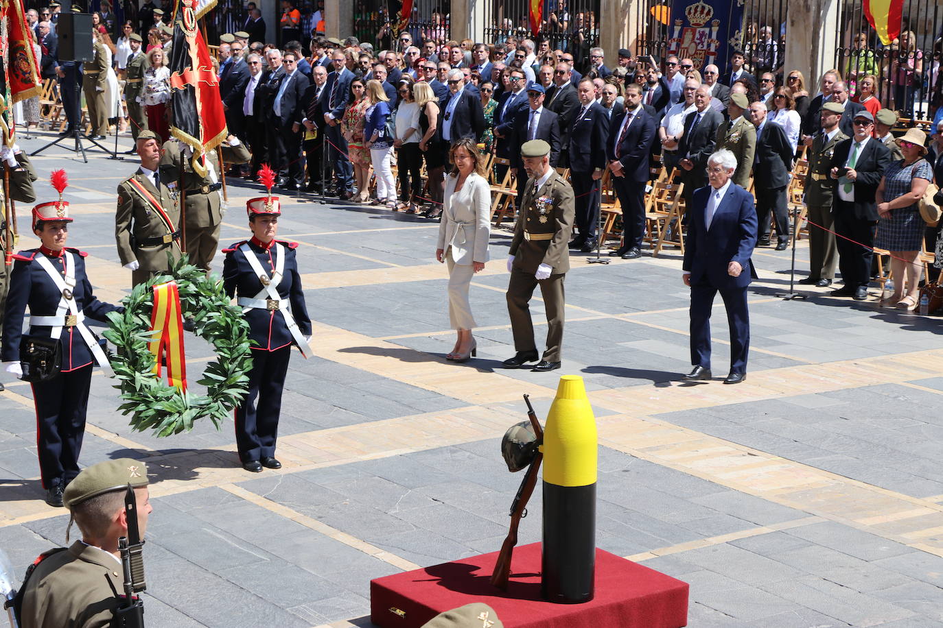 Acto de jura de bandera civil en la plaza de Regla de la capital leonesa. 