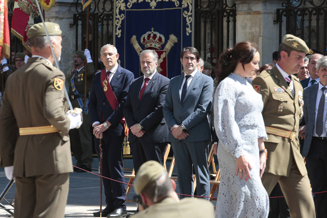 Acto de jura de bandera civil en la plaza de Regla de la capital leonesa. 