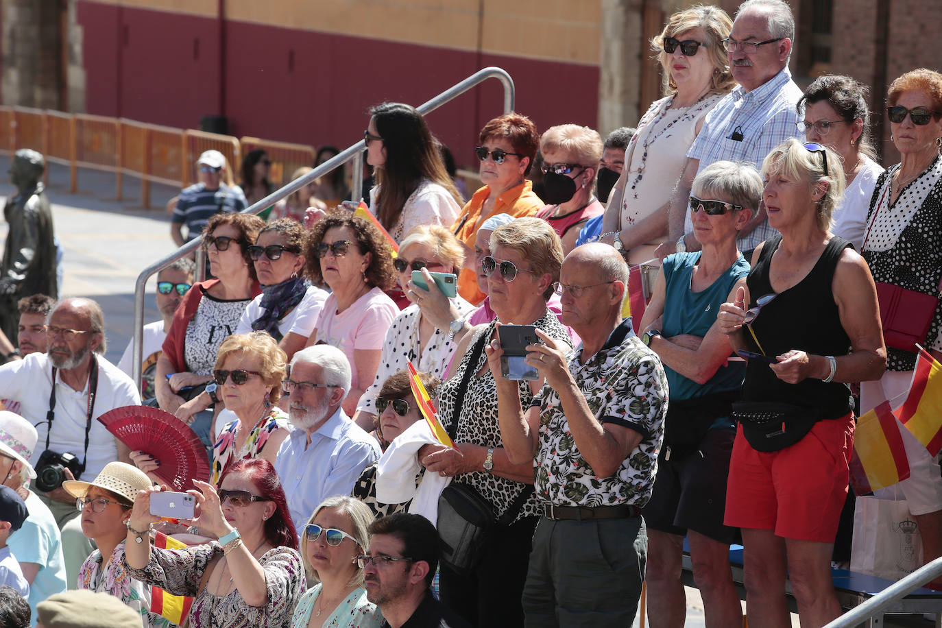 Acto de jura de bandera civil en la plaza de Regla de la capital leonesa. 