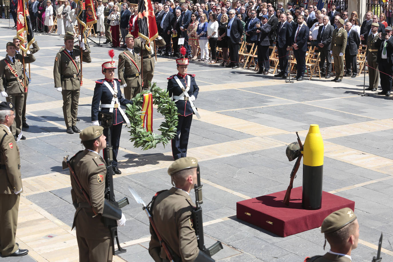 Acto de jura de bandera civil en la plaza de Regla de la capital leonesa. 