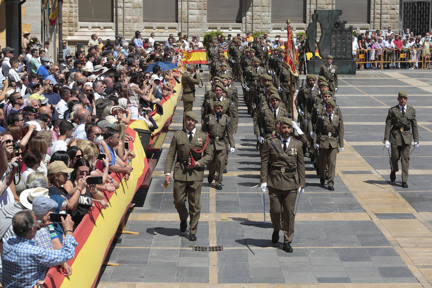 Acto de jura de bandera civil en la plaza de Regla de la capital leonesa. 