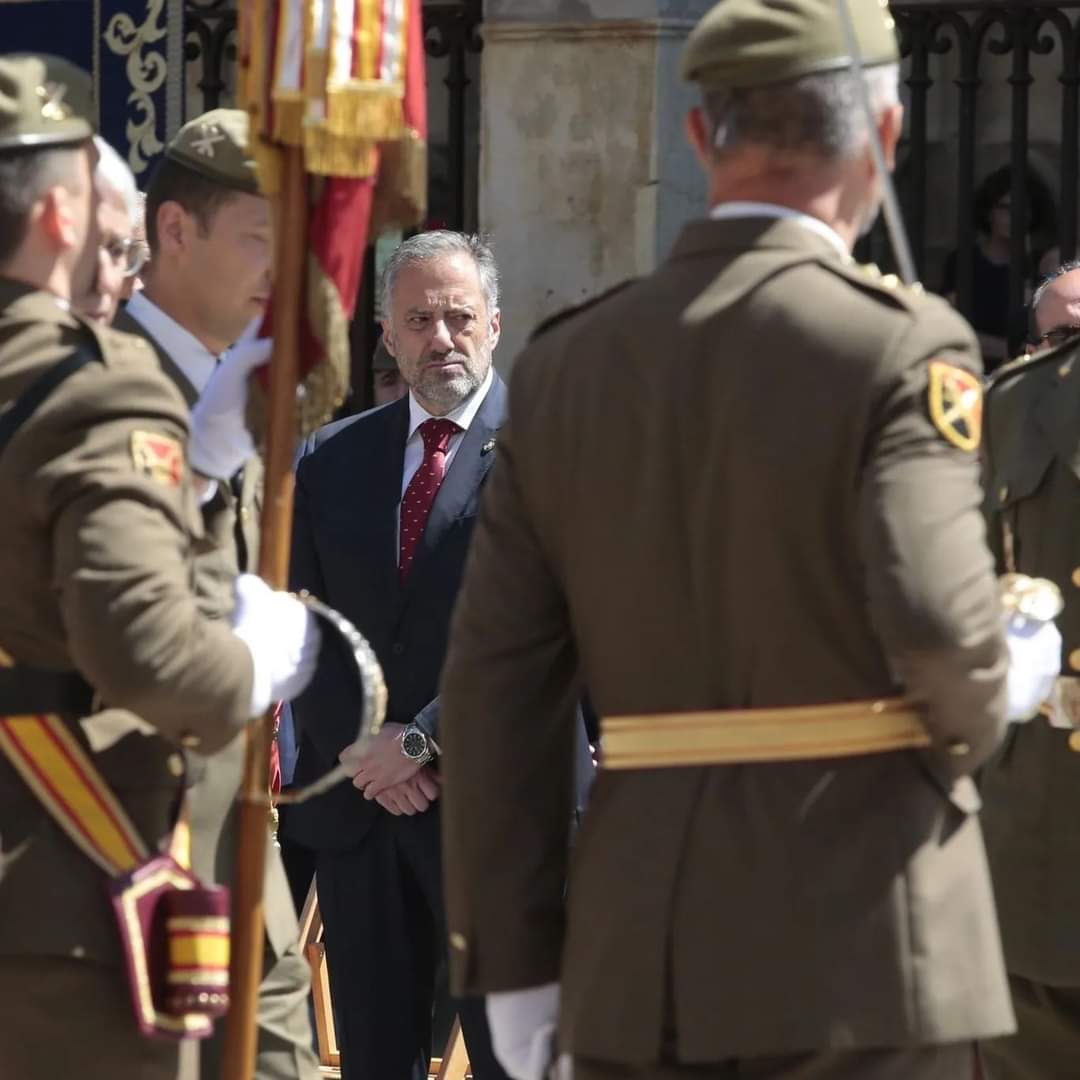 Acto de jura de bandera civil en la plaza de Regla de la capital leonesa. 