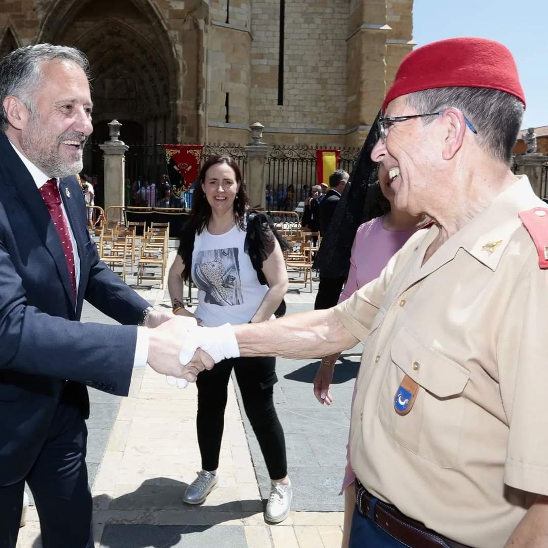 Acto de jura de bandera civil en la plaza de Regla de la capital leonesa. 