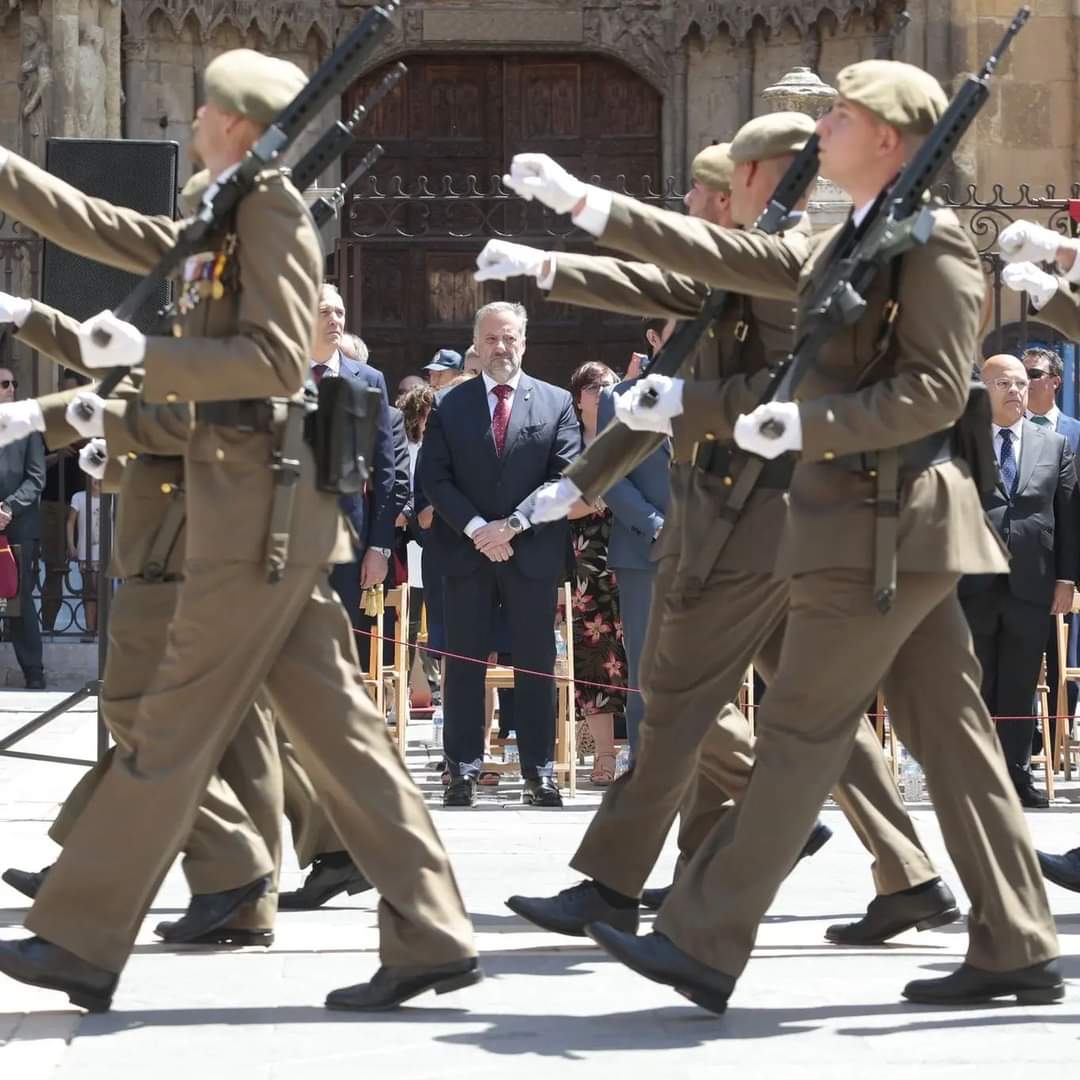 Acto de jura de bandera civil en la plaza de Regla de la capital leonesa. 