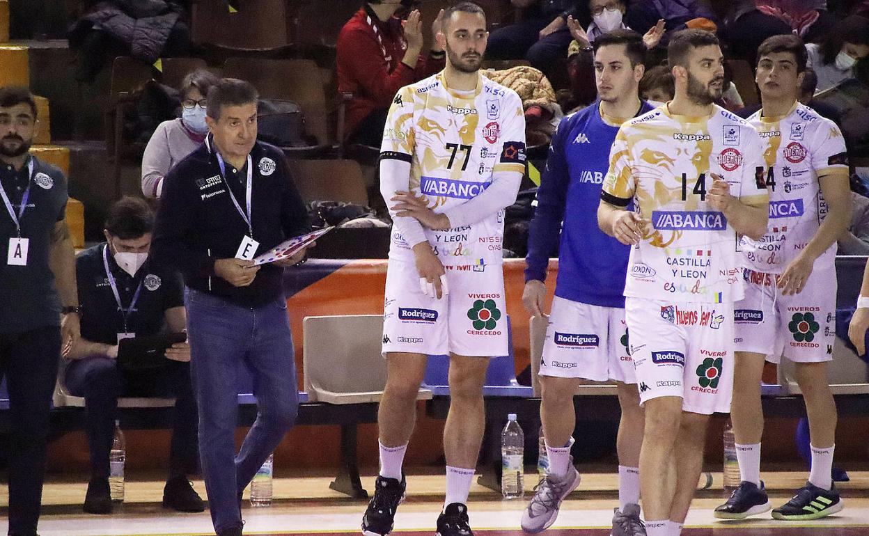 Manolo Cadenas, técnico del Abanca Ademar, durante un partido.