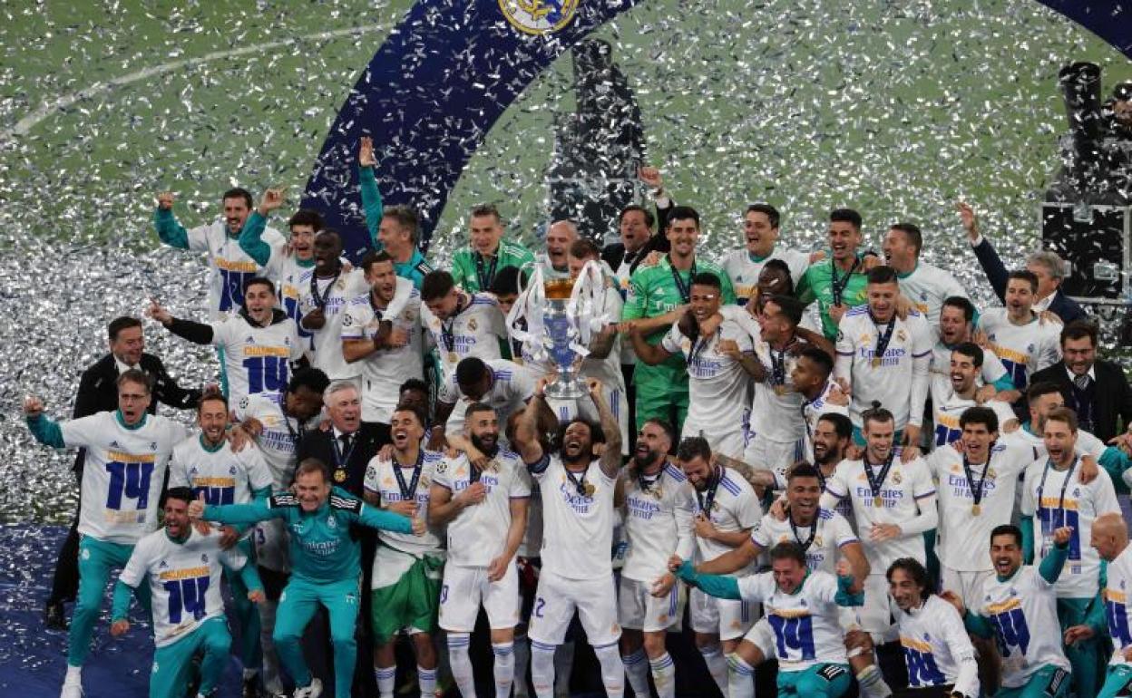 Los jugadores del Real MAdrid celebran el título. 